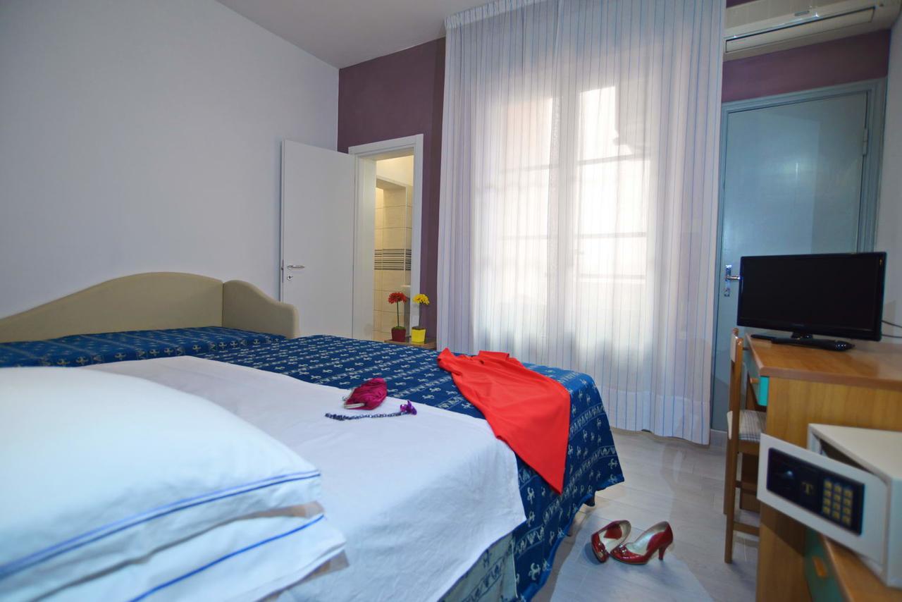 Hotel Iride Suite, Breakfast&Brunch - ideale per famiglie e coppie Riccione Esterno foto
