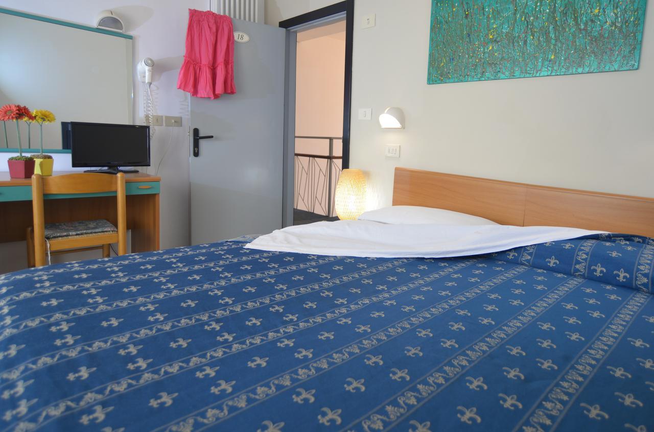 Hotel Iride Suite, Breakfast&Brunch - ideale per famiglie e coppie Riccione Esterno foto